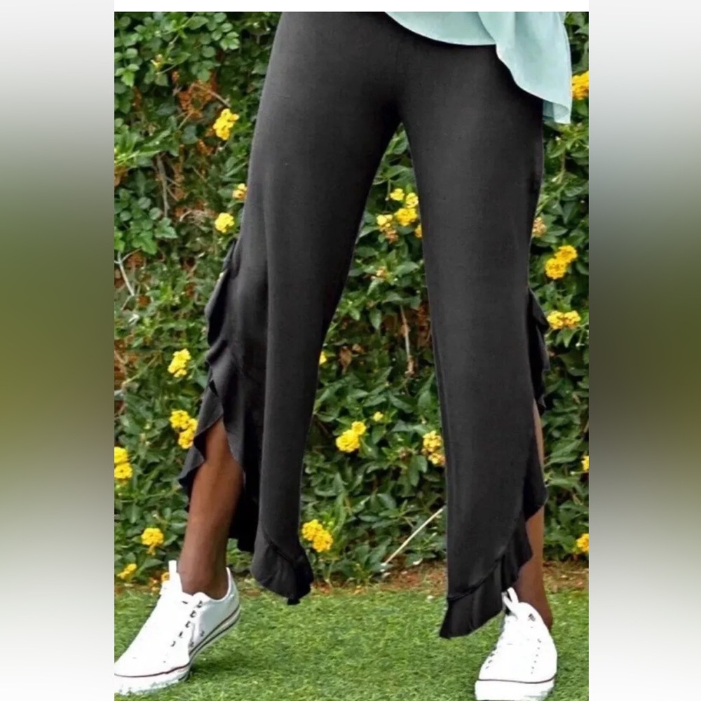 Women’s Matilda Jane pants size small.